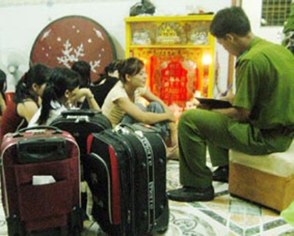 Cuu 4 co gai khoi nhom buon nguoi truoc gio len may bay hinh anh