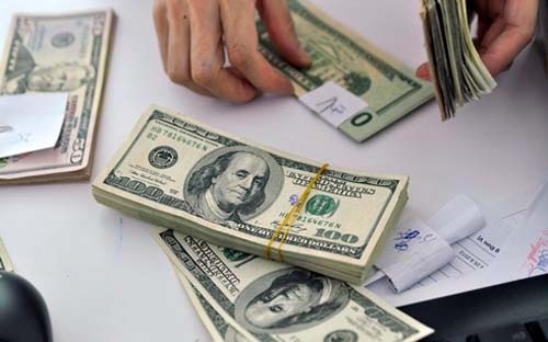 Con gai nuoi ba ban bun dong y tra lai 100.000 USD hinh anh