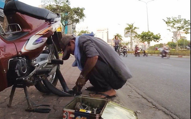 Video clip lat tay manh loi pha xe kiem tien hinh anh