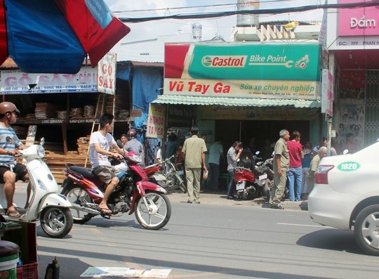 Tho sua xe chet bi an trong tiem hinh anh