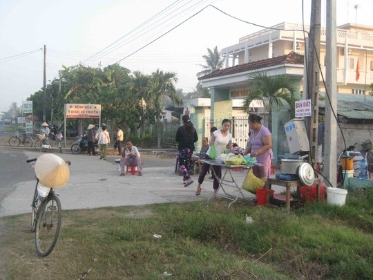 Nơi chị Hằng và bé Luân bán cháo hàng ngày trước khi xảy ra tai nạn.