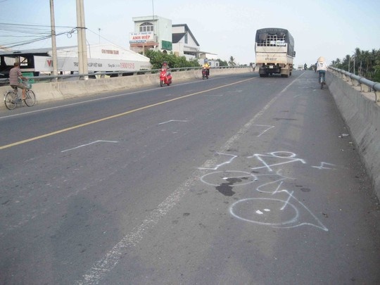 Hiện trường cho thấy tài xế xe Tân Thanh Thủy đã vượt sát lề trái, cách lan can cầu khoảng 4 tấc nên mới gây ra tai nạn thảm khốc. 