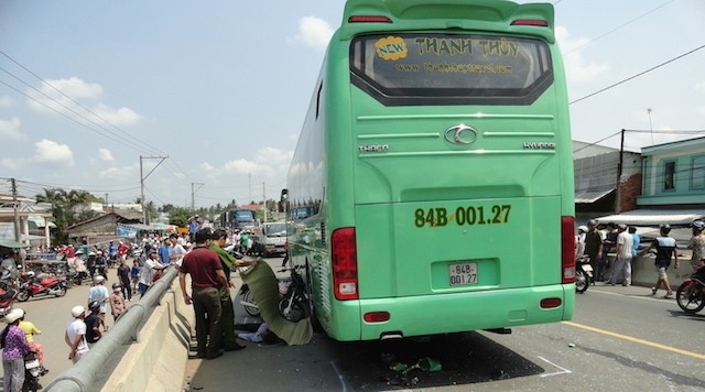 Vu tai nan tham khoc o Tra Vinh: Nha xe 'mua' duong? hinh anh