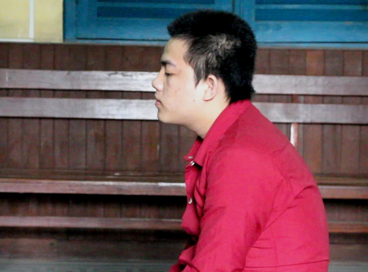 Thanh nien xam hai tinh duc 2 be gai trong sap trai cay hinh anh