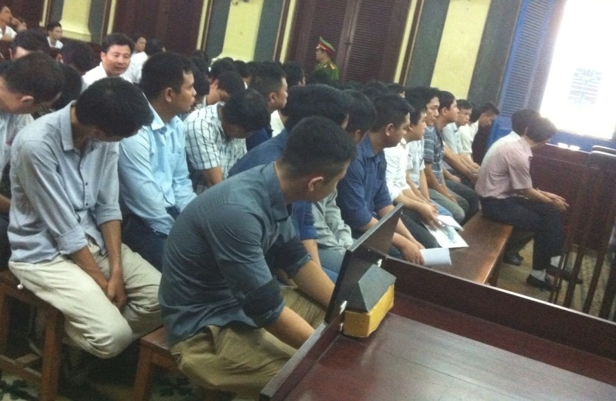 Các bị cáo trước vành móng ngựa. Ảnh: Khắc Thành.