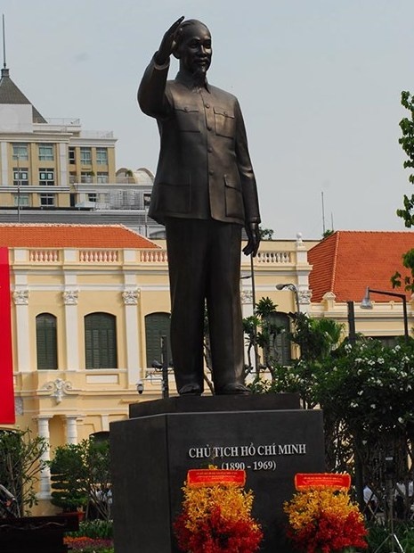 Tượng đài Chủ tịch Hồ Chí Minh.
