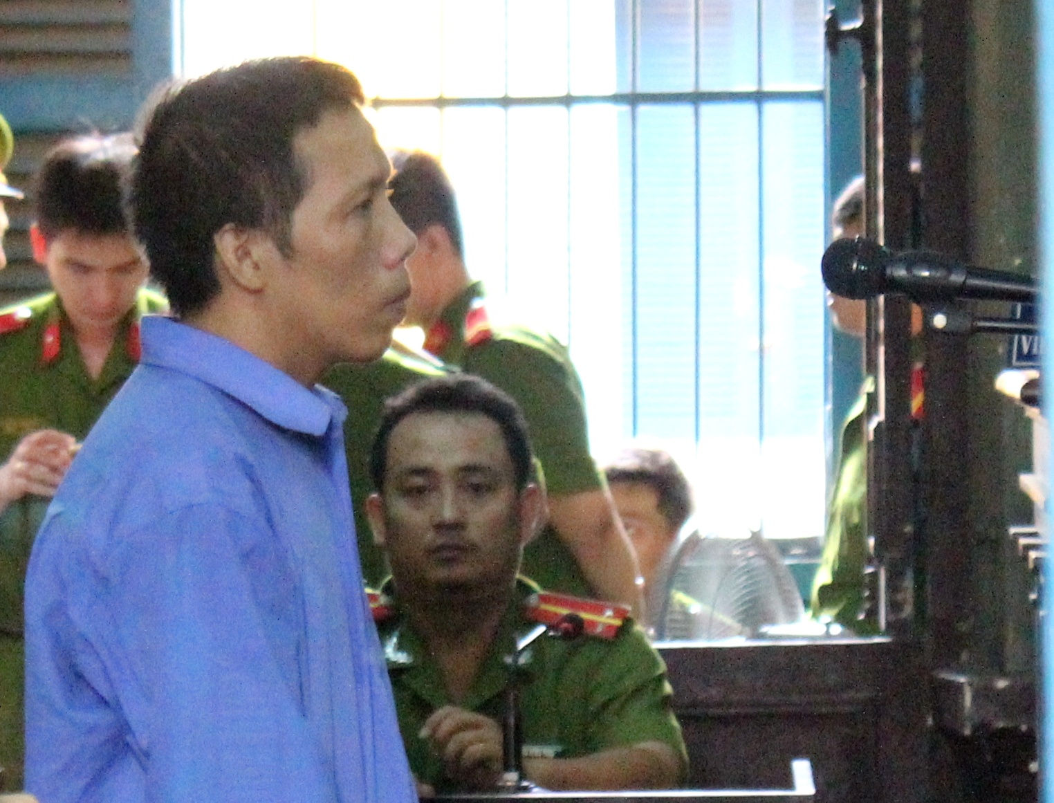 Khong giam an cho ke ham hai con roi mang bo giua cho hinh anh