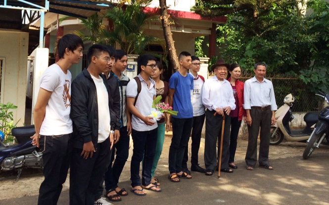 Tha hoc sinh trong vu cong an vao truong ap giai hinh anh