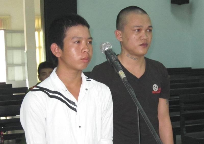 Cuop 50.000 dong, 2 thanh nien chia nhau 10 nam tu hinh anh