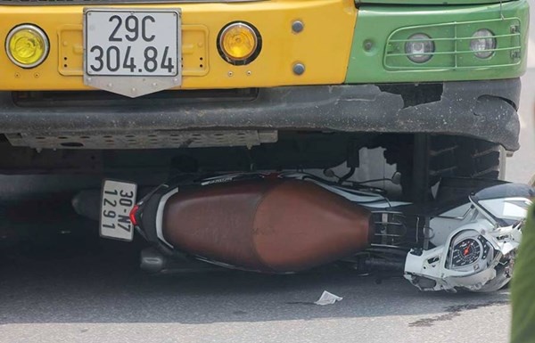 Xe tai keo le xe may 50 m, nguoi phu nu tu vong tai cho hinh anh