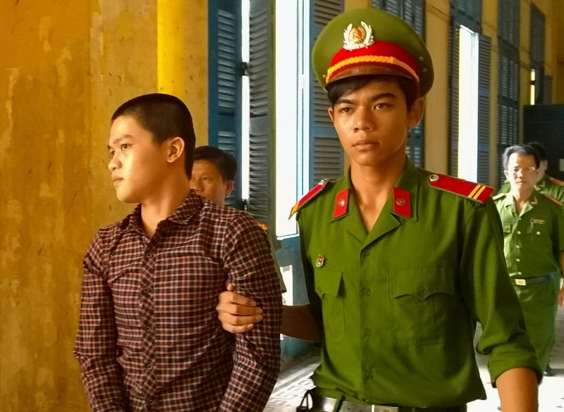 Nu sinh lop 10 bi 2 ban nhau ham hai hinh anh
