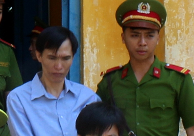 Thanh nien dung dien thoai quay canh ham hai 2 nu sinh hinh anh