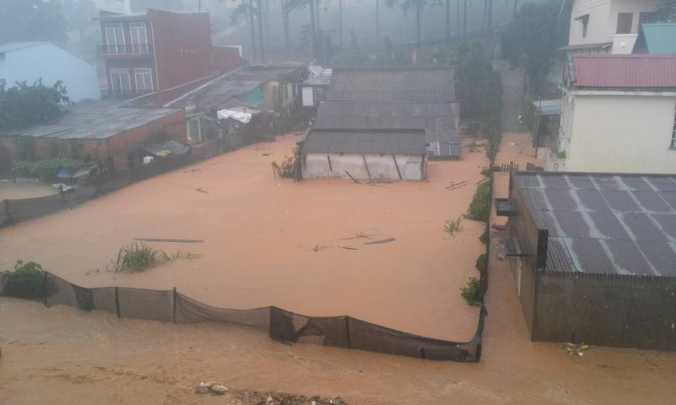 Chiều 1/6, cơn mưa lớn trút xuống TP Đà Lạt (tỉnh Lâm Đồng). Nước từ thượng nguồn đổ về nhấn chìm nhiều nhà dân ở khu vực chung cư Mạc Đĩnh Chi và thác Cam Ly. Một căn nhà bị sập, nước lũ cũng cuốn nhiều tài sản, vật dụng của người dân.