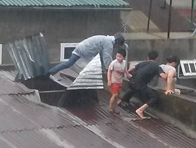 Canh giai cuu gia dinh mac ket trong nuoc lu 2 met o Da Lat hinh anh