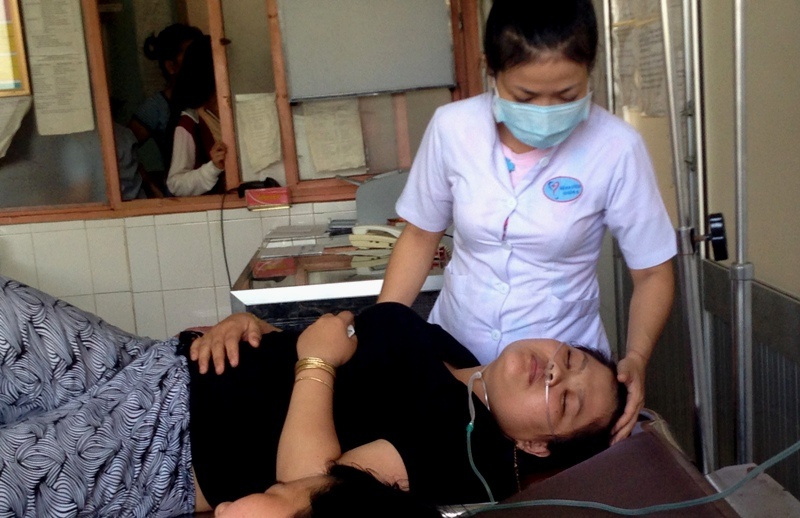 Bác sĩ đang cấp cứu cho người bị nạn. Ảnh: K.Thành.