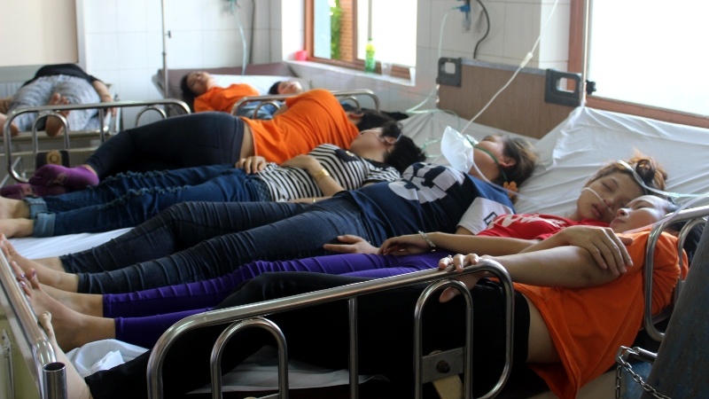 Hang chuc cong nhan nhap vien vi hit phai khi la hinh anh