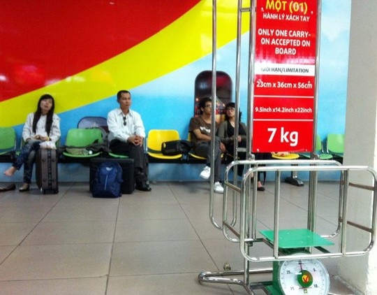 Nu hanh khach 'tung cuoc' dap nam nhan vien hang khong hinh anh