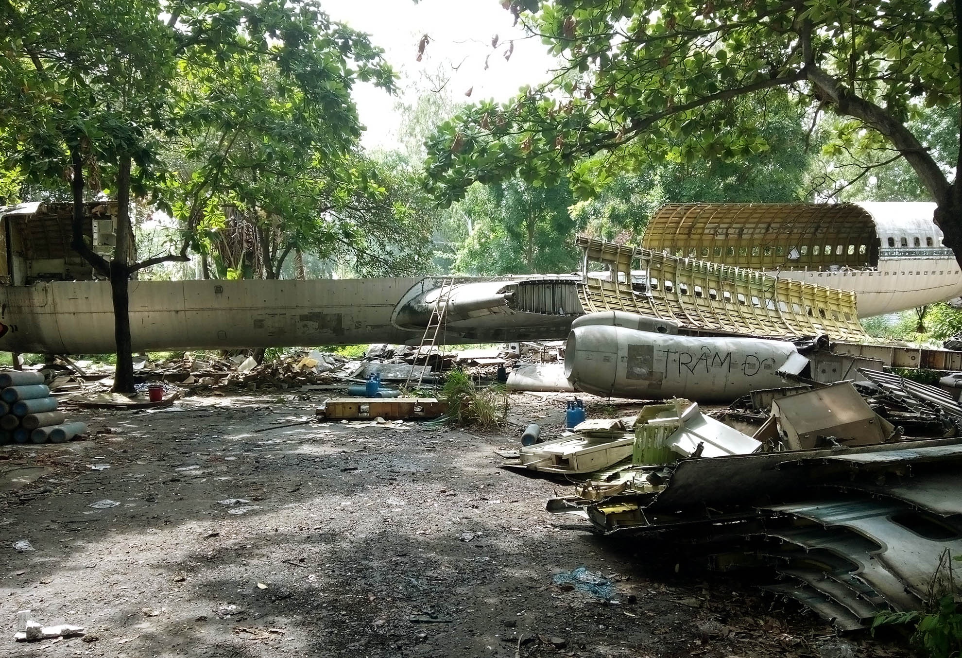 Công nhân cắt phần thân máy bay thành nhiều mảng nhỏ. Ảnh: Lê Quân.