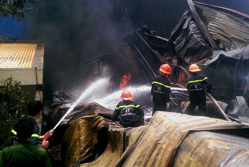 Lực lượng chức năng mất nhiều giờ mới khống chế được ngọn lửa. Ảnh: K.T.