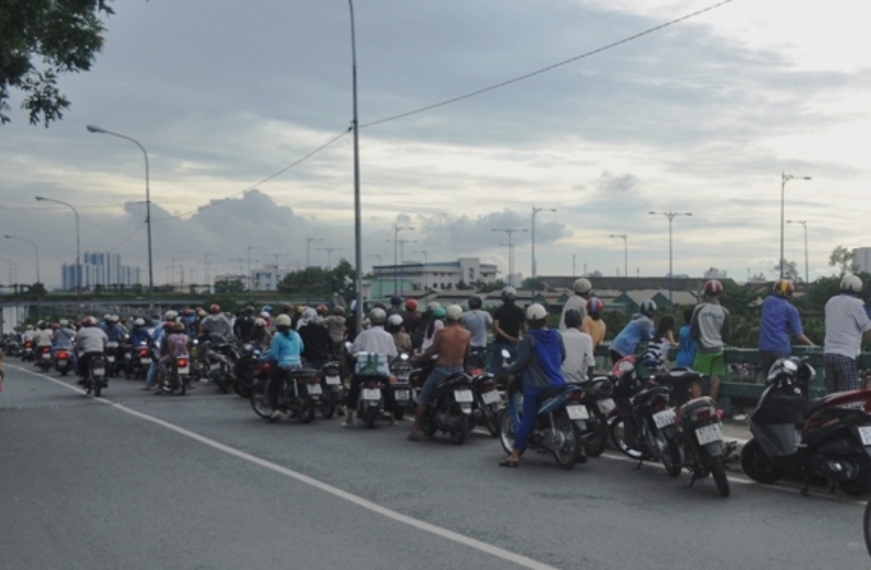 Nhiều người dân hiếu kỳ đứng trên bờ theo dõi vụ việc. Ảnh: H.Thanh.