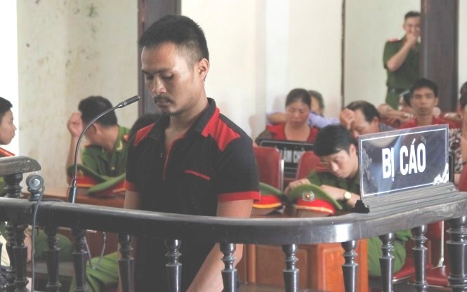 Bị cáo Tuấn trước vành móng ngựa. Ảnh: V.Đồng.