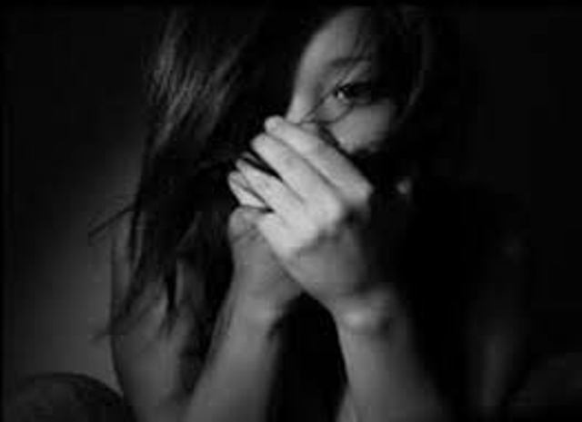 Be gai 12 tuoi bi hai ong gia ham hiep hinh anh