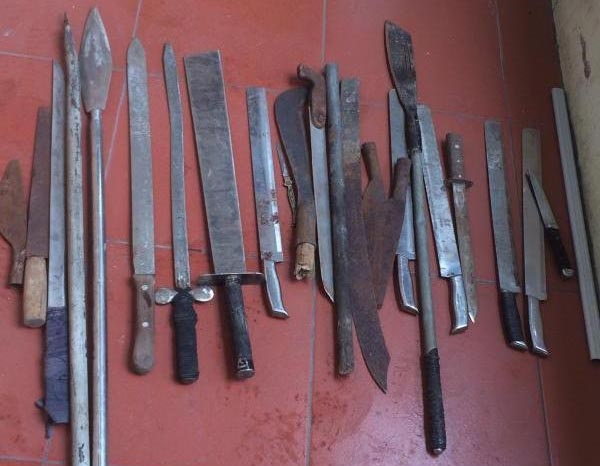 Số dao kiếm lực lượng chức năng thu giữ. Ảnh: Cơ quan công an cung cấp.