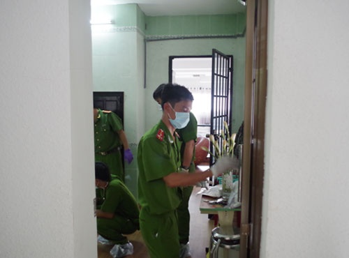 Các cán bộ Kỹ thuật hình sự khám nghiệm hiện trường, truy tìm giấu vết hung thủ. Ảnh: CAND.