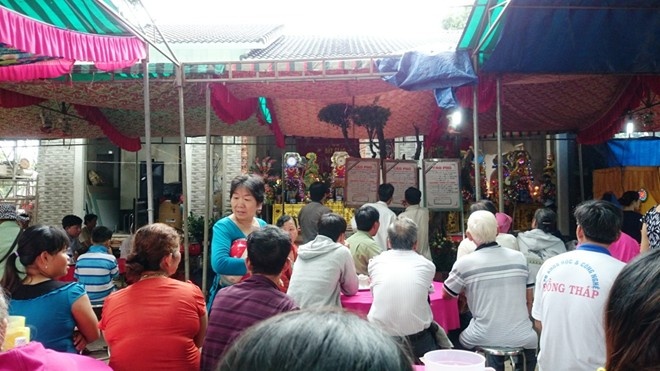 Gia đình tổ chức lễ tang cho 6 nạn nhân. Ảnh: Trường Nguyên.