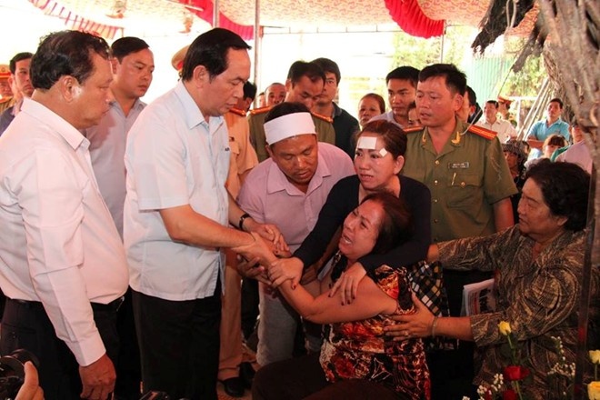 Bộ trưởng Bộ Công an đến thăm hỏi, động viên gia đình. Ảnh: Trường Nguyên.