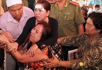 Nan nhan tham an o Binh Phuoc trong mat hang xom hinh anh