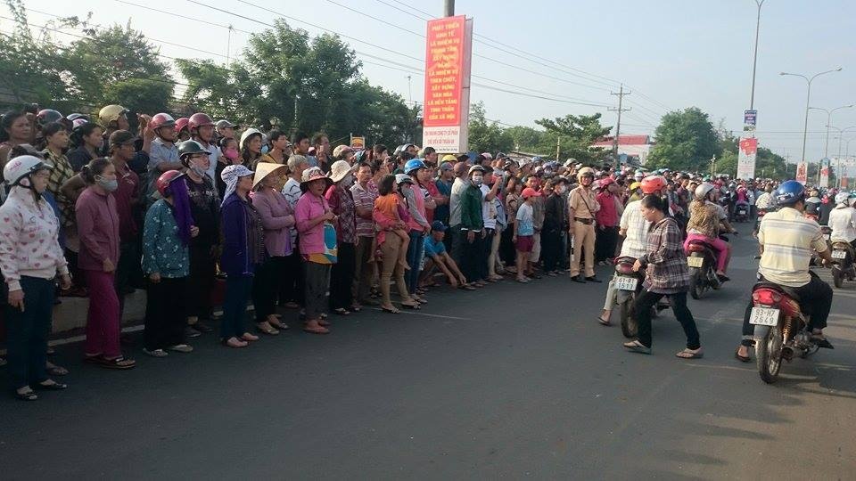 Nguoi dan tran ra duong dua tien 6 nan nhan vu tham sat hinh anh