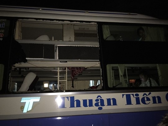 Khoi to, bat giam 3 ke nem da vao xe khach… cho vui hinh anh