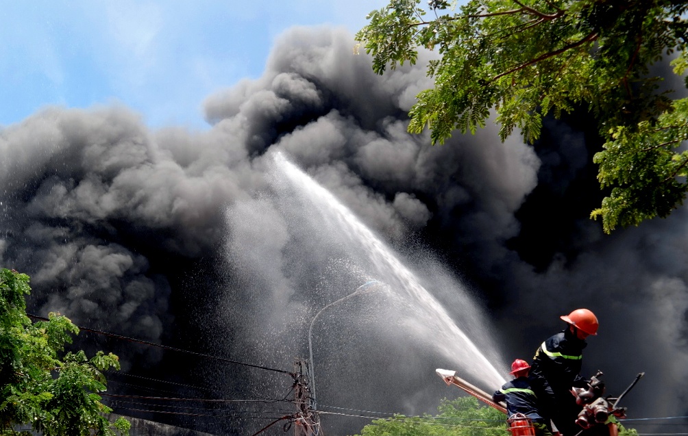 Hon 200 canh sat chua chay cong ty son o Da Nang hinh anh