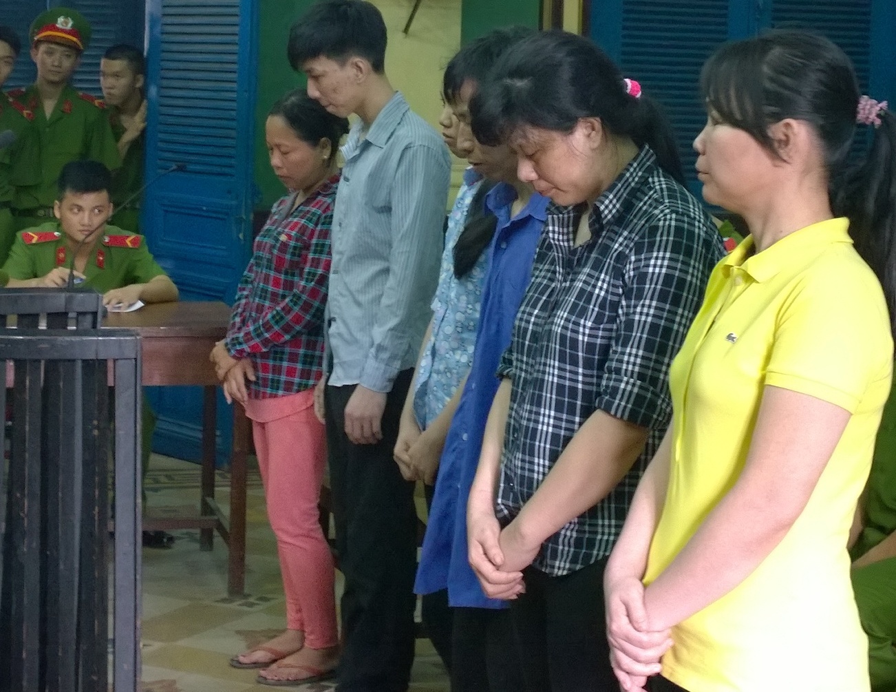 Cha me chia ma tuy cho con di ban hinh anh