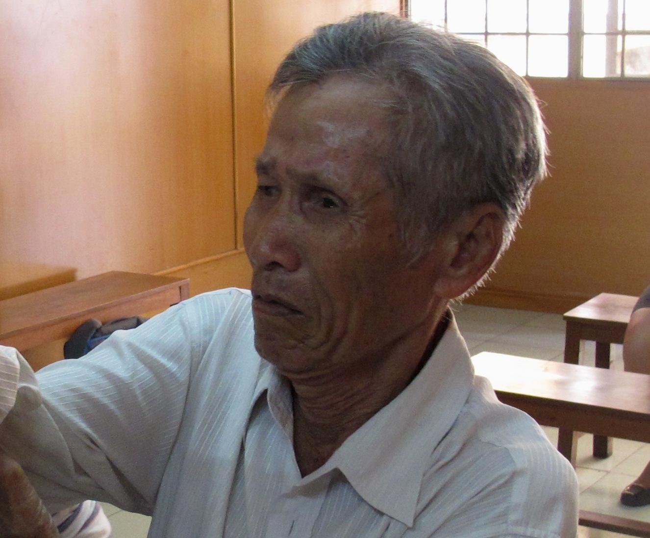 Ong lao cam dao xong vao tru so cong an chem nguoi hinh anh