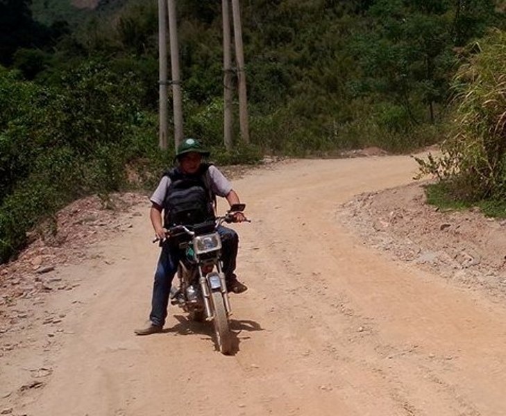 Để vào trung tâm xã Tam Hợp phải vượt qua đoạn đường đất quanh co.