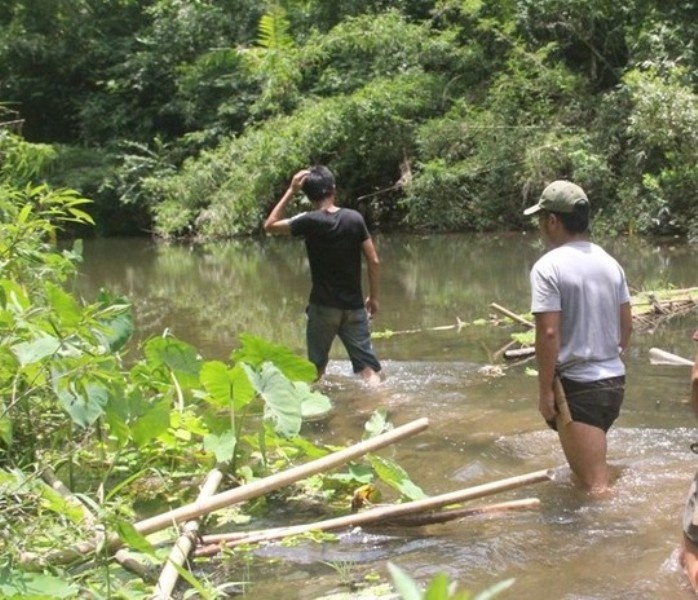 Tham sat o Nghe An: Trinh sat uong nuoc suoi, ngu trong rung hinh anh