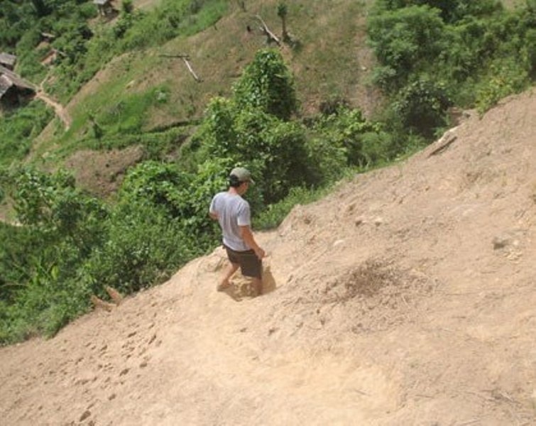 Vượt qua nhiều đoạn dốc đứng.