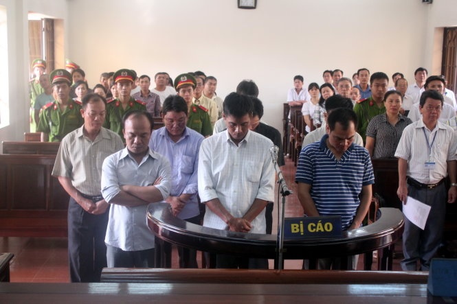 Các bị cáo trước vành móng ngựa.