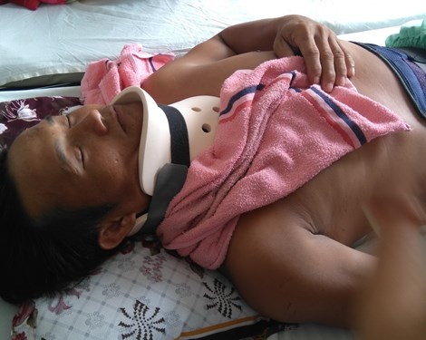 Vo tran nuoc, danh dap chong roi troi vao goc cay hinh anh