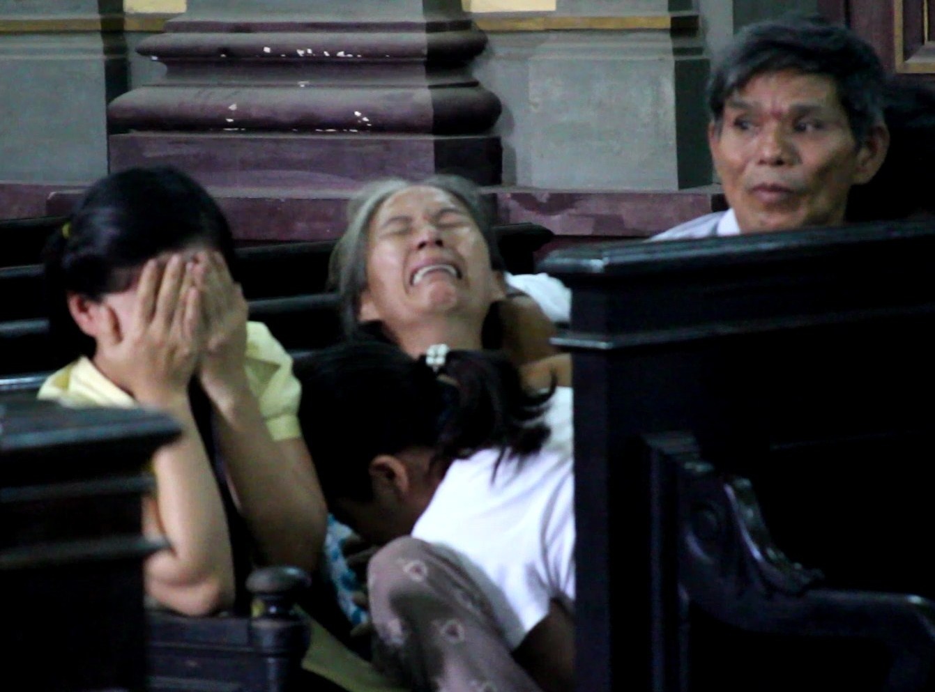 Nguoi than bat khoc sau khi thanh nien bi tuyen an tu hinh hinh anh