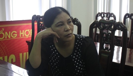 Nữ đại gia lâm sản Hoàng Thị Oanh tại cơ quan công an.
