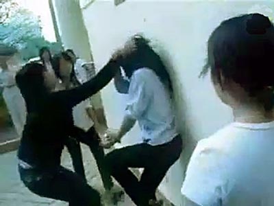 Bon thieu nu va ky nghi he bi tham hinh anh