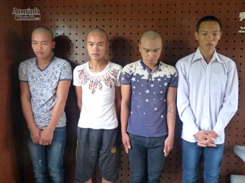 Nguoi yeu bi hiep dam, ban trai khong cuu ma xem canh 'nong' hinh anh