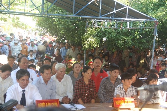 Phiên tòa chật kín người dự khán.