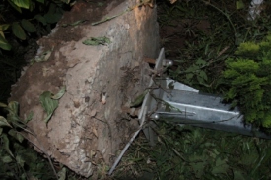 Hai nguoi trong thuong vi cot den duong bat ngo do sap hinh anh