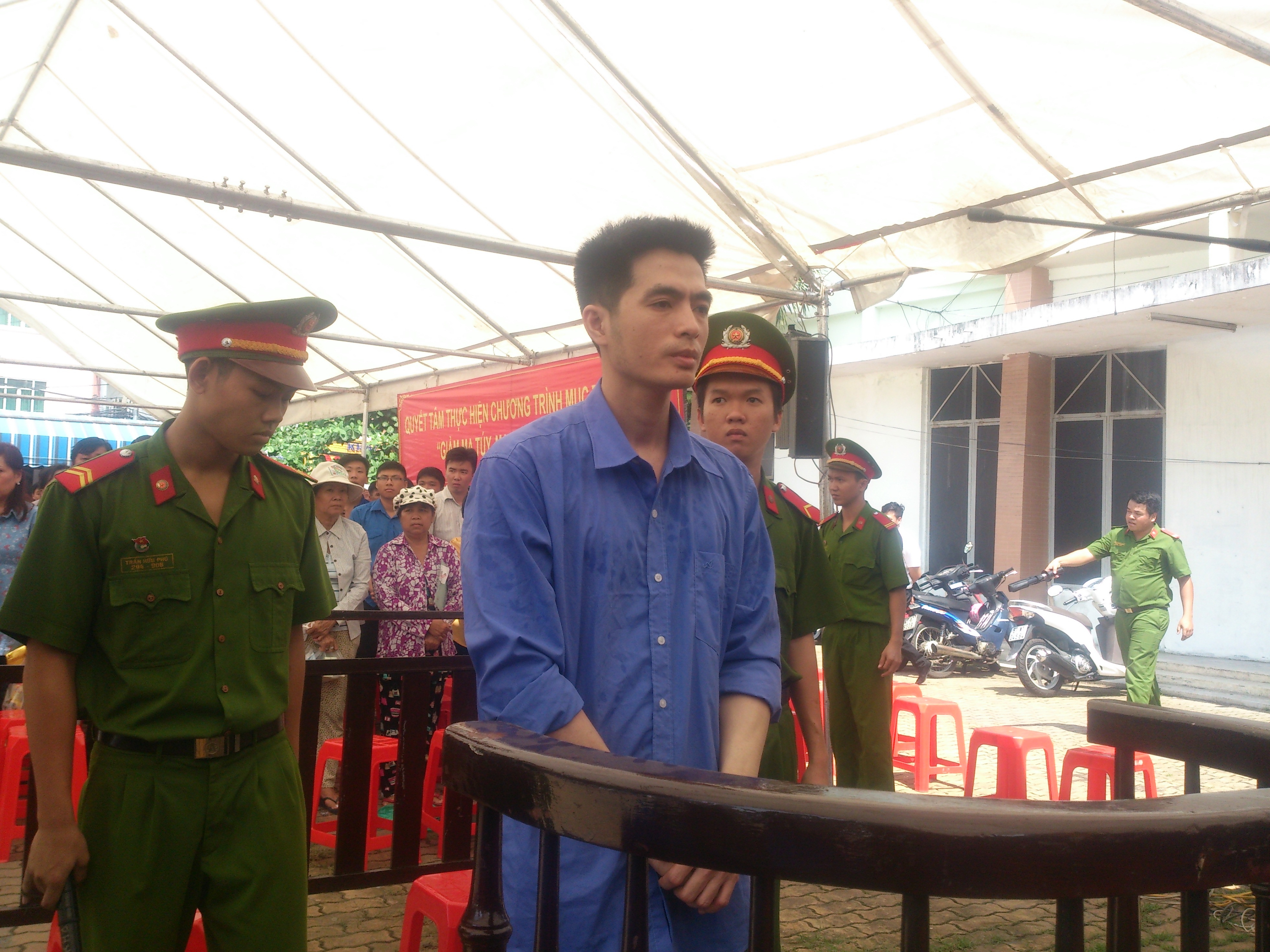 Giet vo roi dim con gai 1 tuoi xuong nuoc hinh anh