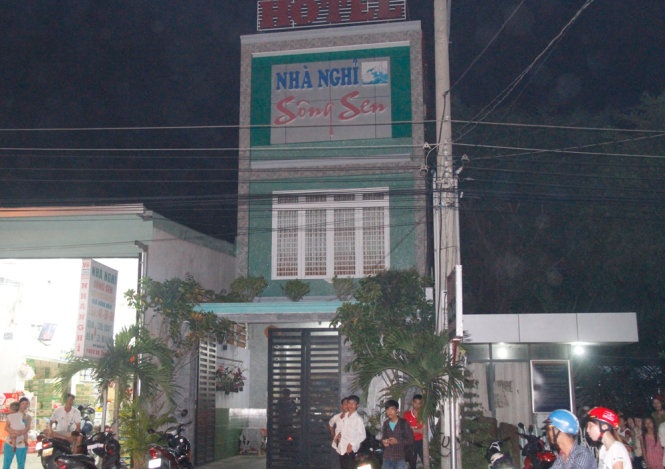Mot phu nu chet trong khach san voi nhieu vet dam hinh anh