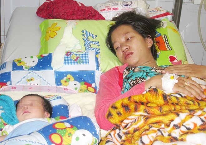 Mẹ con chi Ly đang điều trị tại bệnh viện. Ảnh: Nhật Tân.